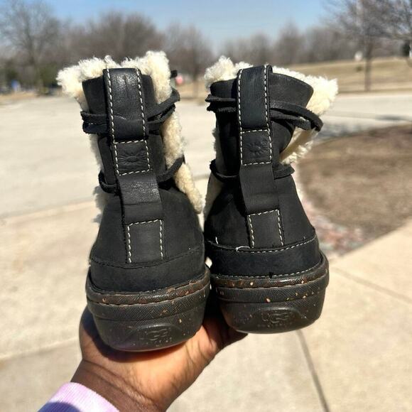 UGG Australia Cove Black‎ Fuzzy Lined Leather Ankle Boots Women’s Size 9 - Picture 5 of 15